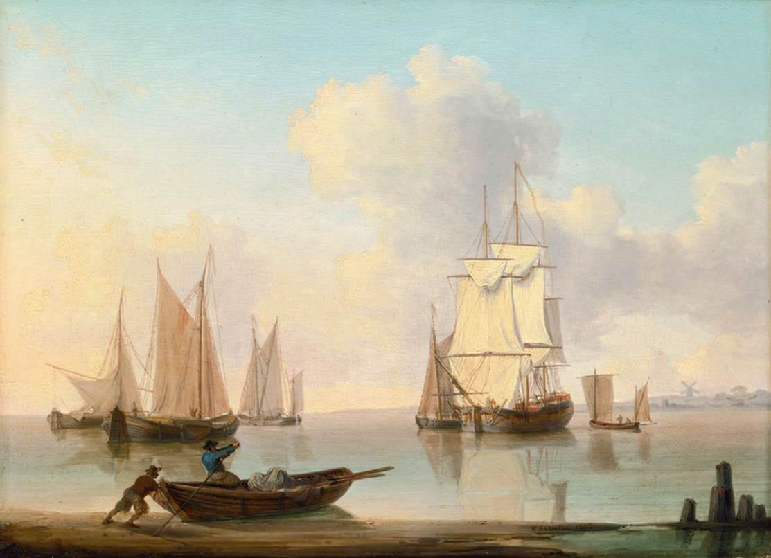 Navigation dans une mer calme au large de la côte