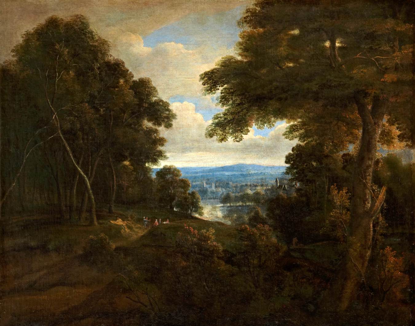 Un vaste paysage boisé avec des voyageurs sur un chemin