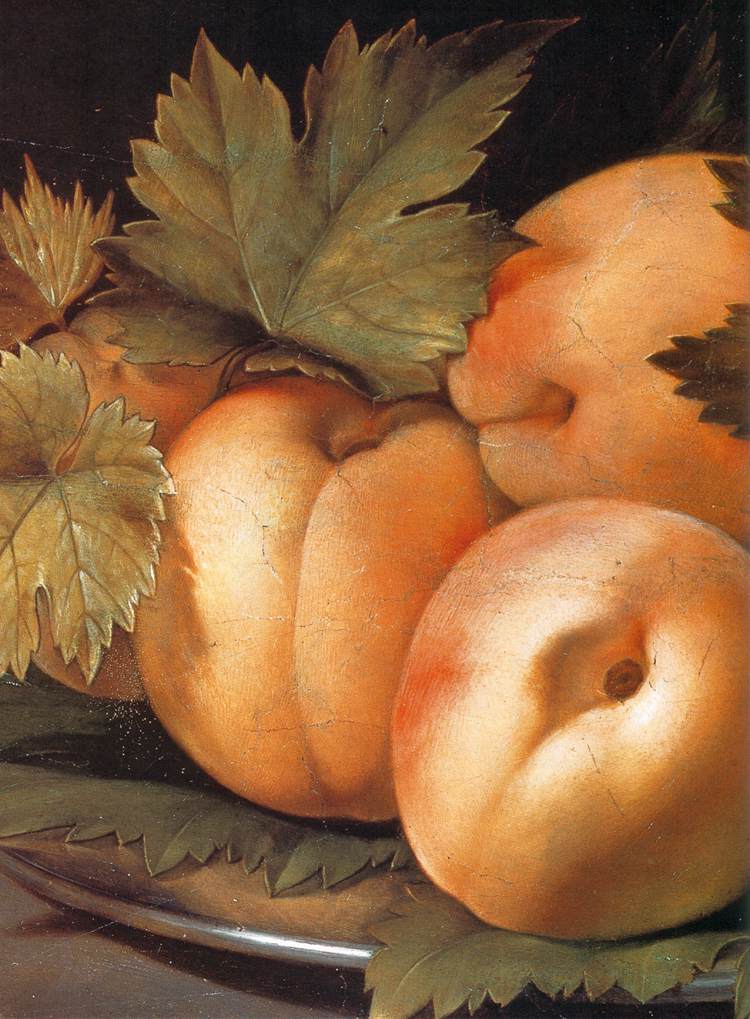 Assiette en métal avec pêches et feuilles de vigne (détail)
