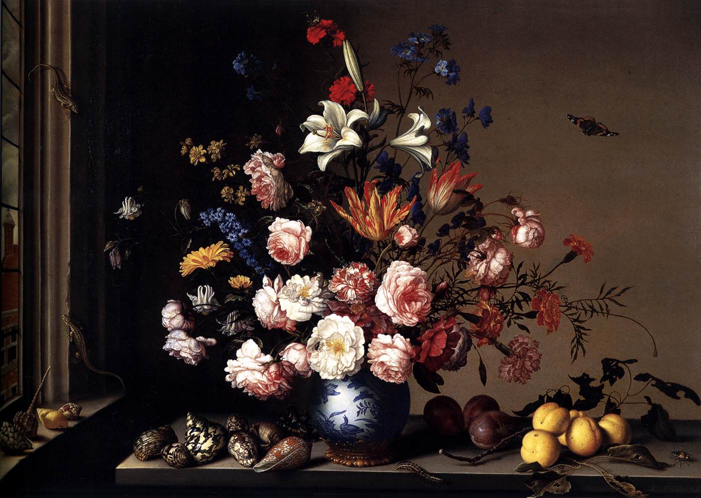 Vase de fleurs près d'une fenêtre