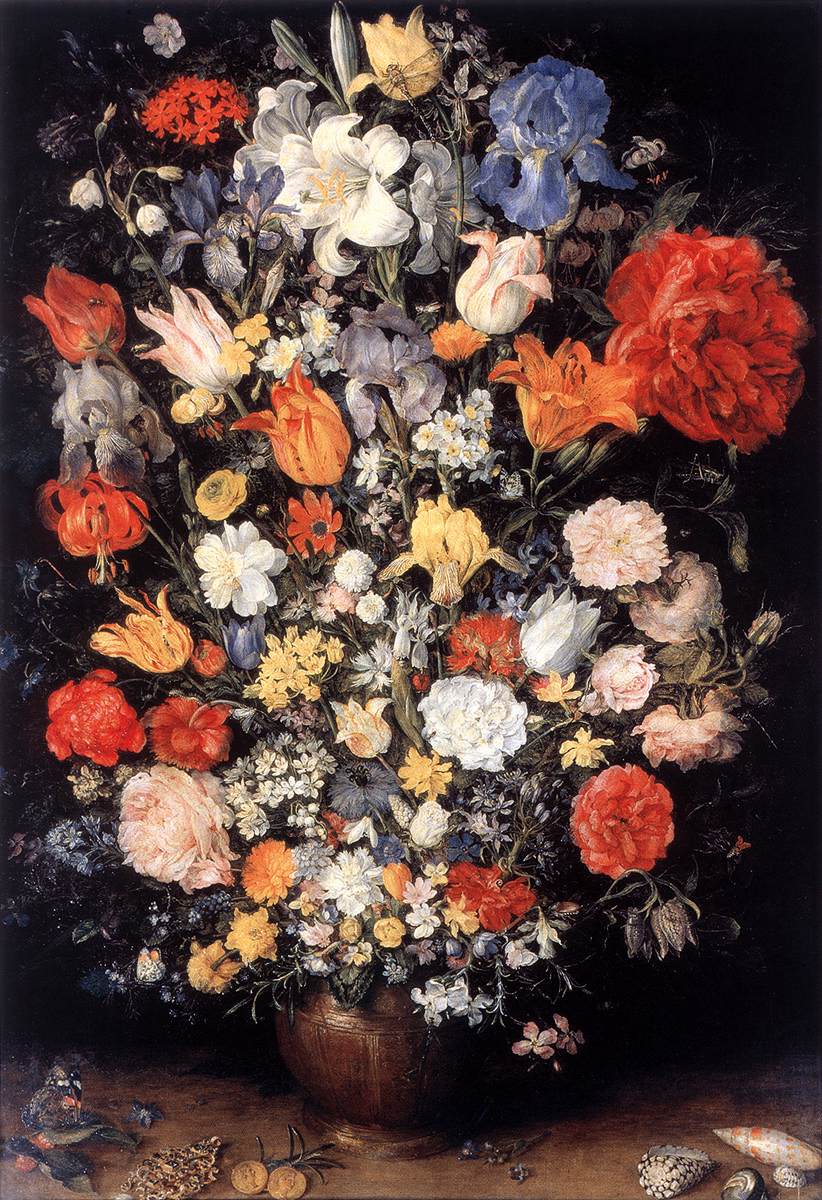 Vase de fleurs avec bijoux, pièces et coquillages