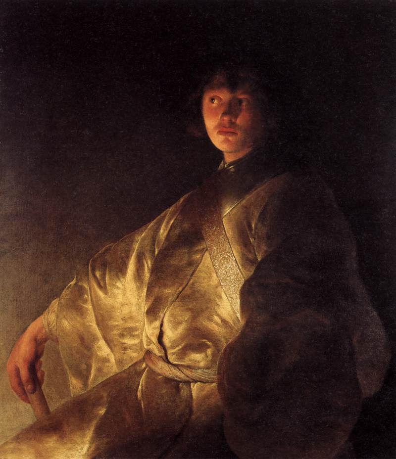 Jeune homme en robe jaune