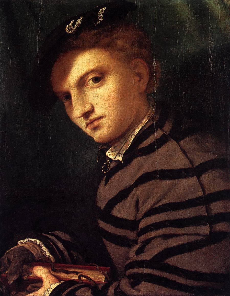 Jeune homme en manteau rayé