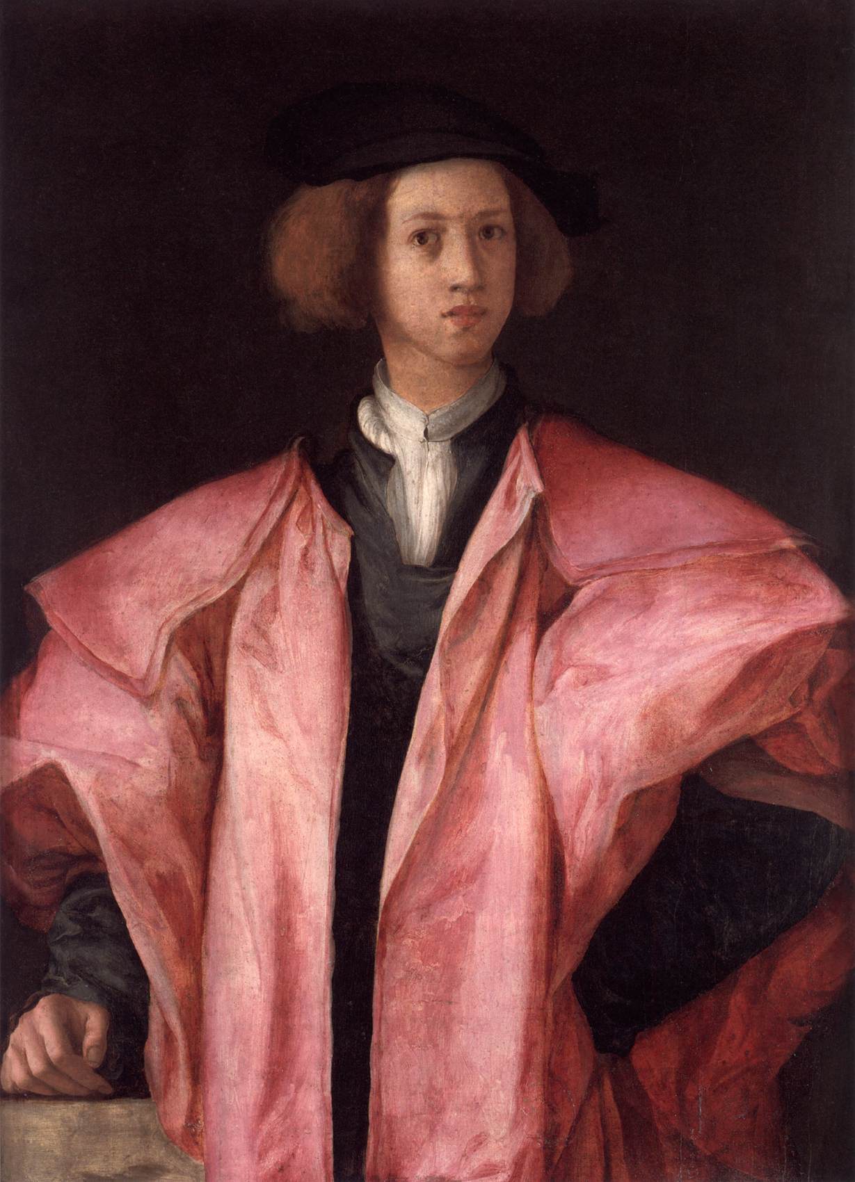 Jeune homme en manteau rose