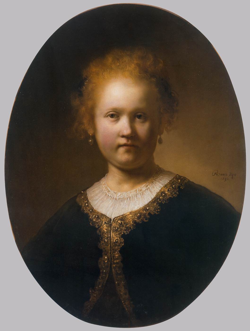 Jeune fille portant une cape bordée d'or
