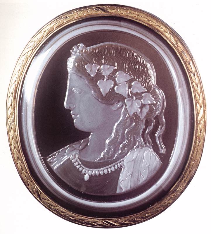 Buste d'une bacchante couronnée de lierre
